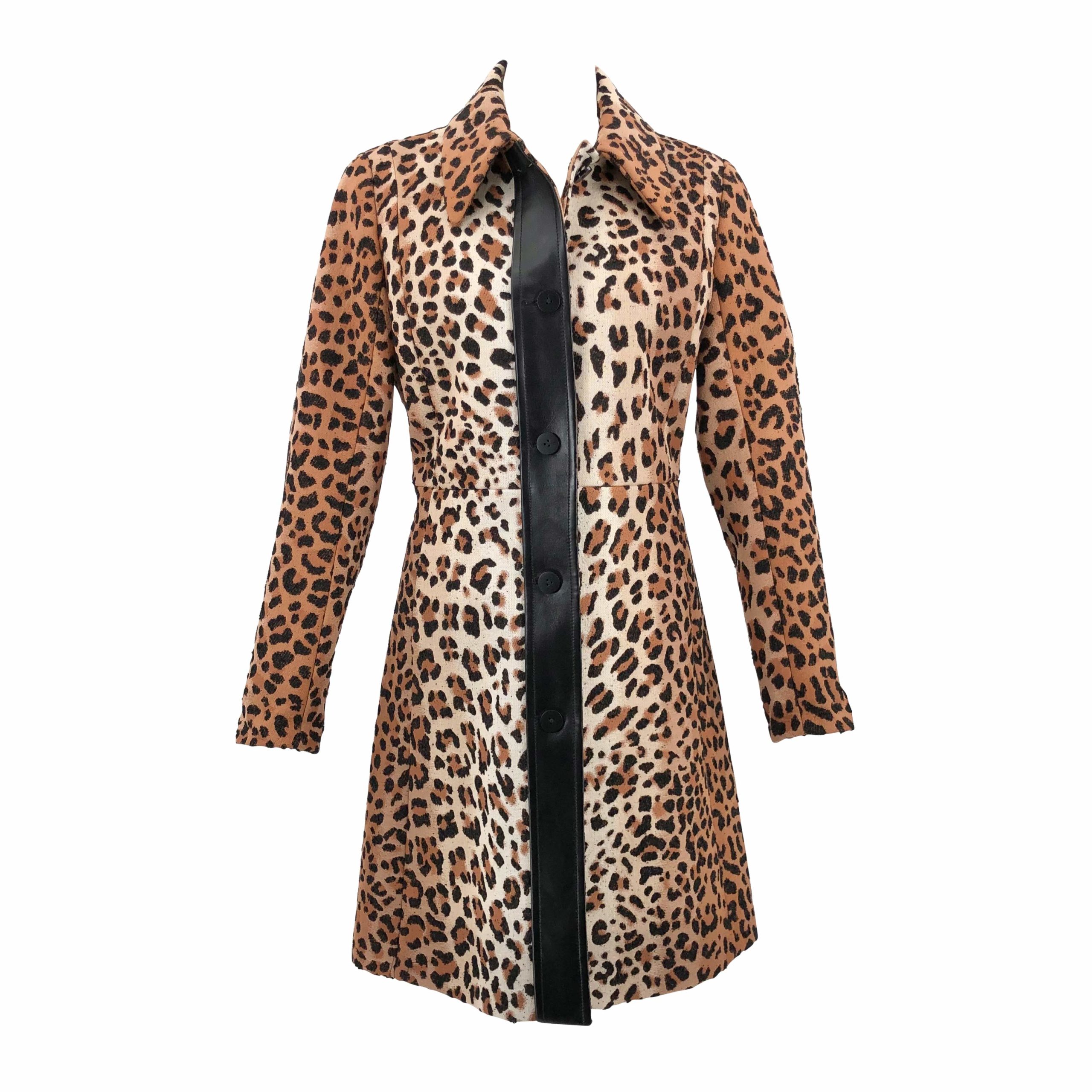 Asha Terne: Hvid bluse med leopardprintsområde og sort/gulternet nederdel  fra Louis Vuitton