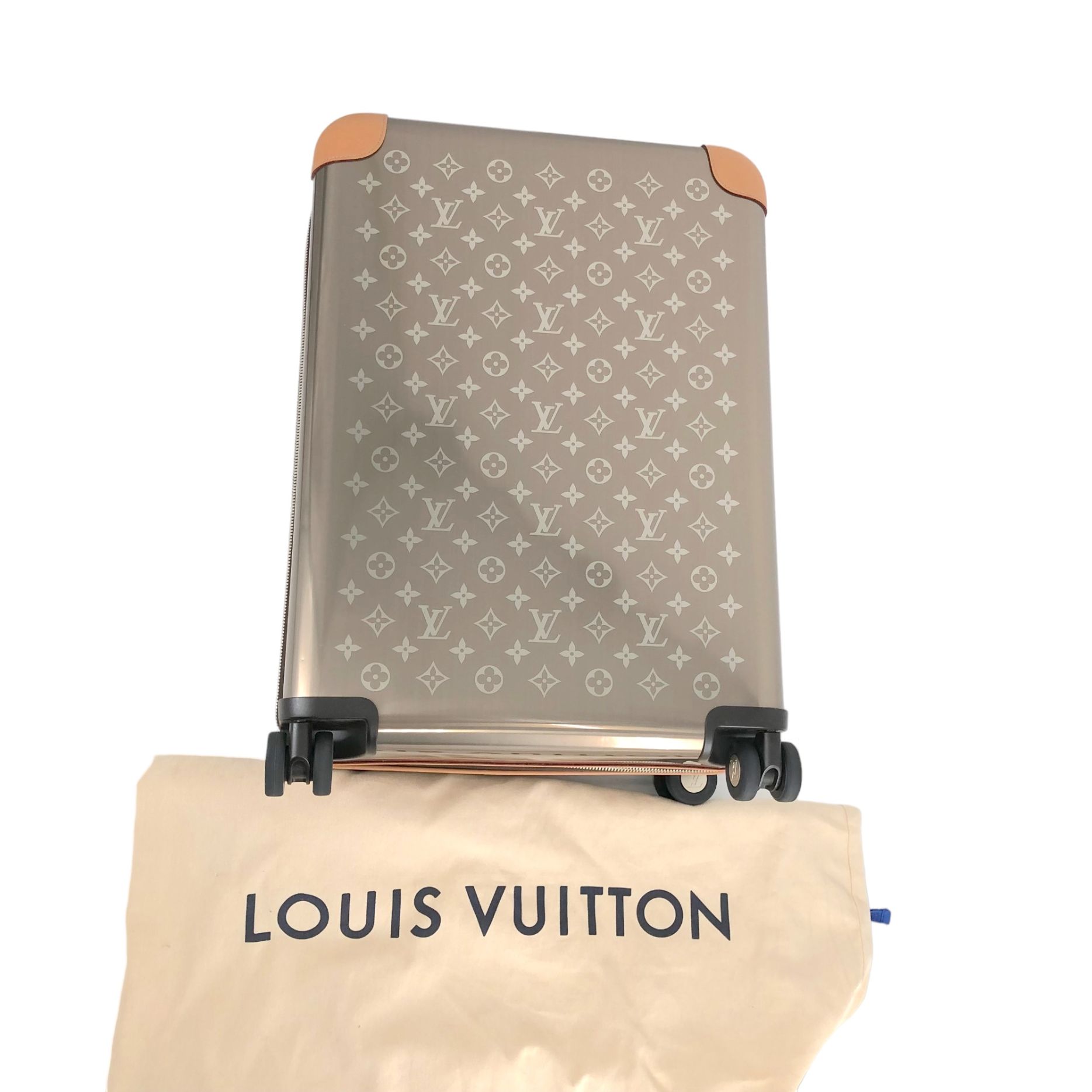 Louis Vuitton Titanium Horizon 55 trolley suitcase in monogram engraved  metal - DOWNTOWN UPTOWN Genève